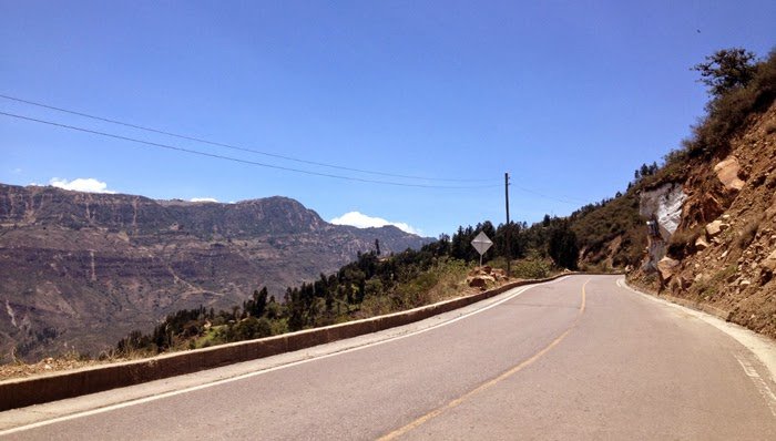 Paisaje de carretera en las montañas de Boyacá