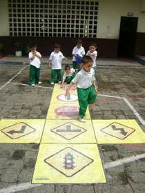 Niños aprendiendo señales de tránsito con juegos