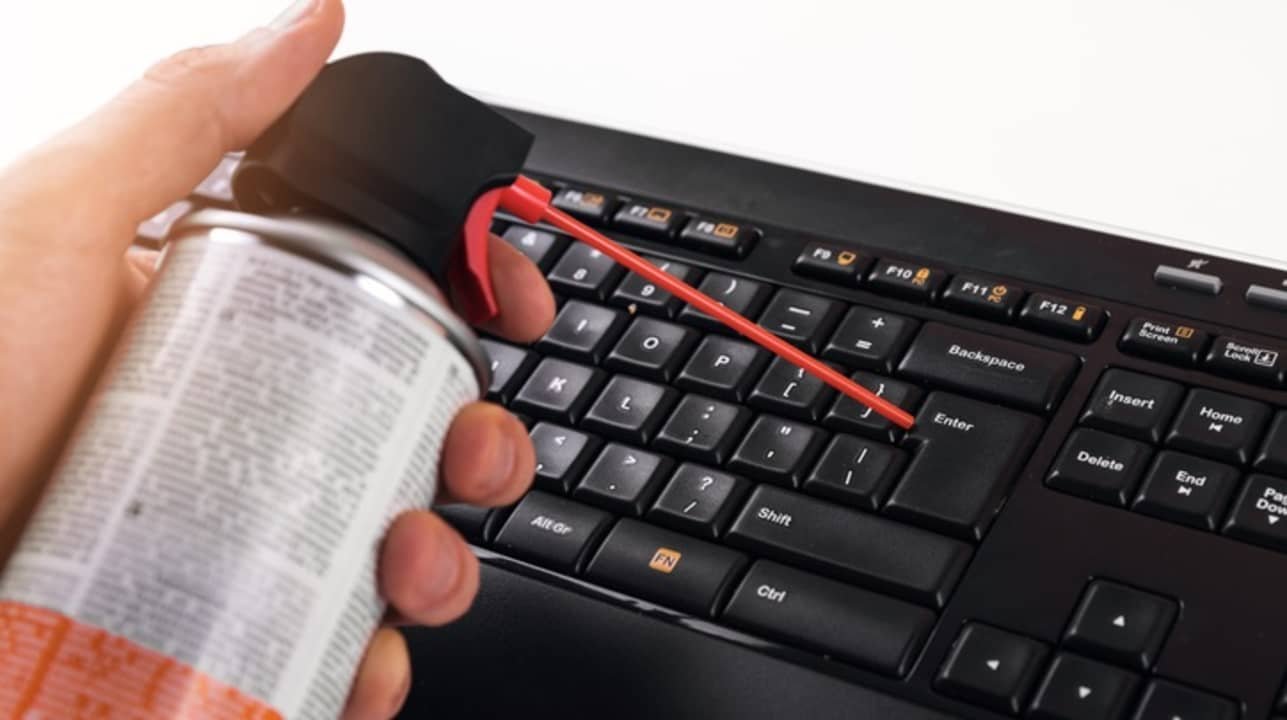 Manos sobre un teclado resolviendo problemas