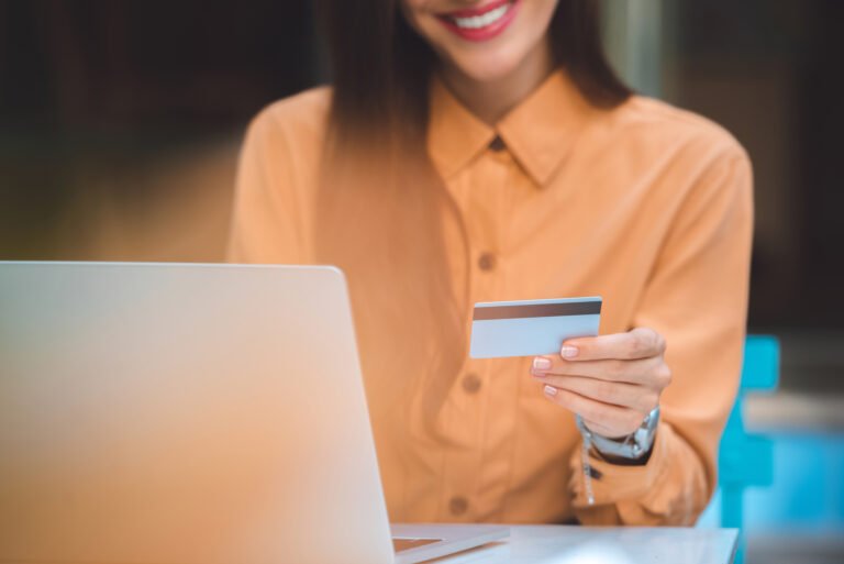 Cómo hacer un avance con tarjeta de crédito AV Villas