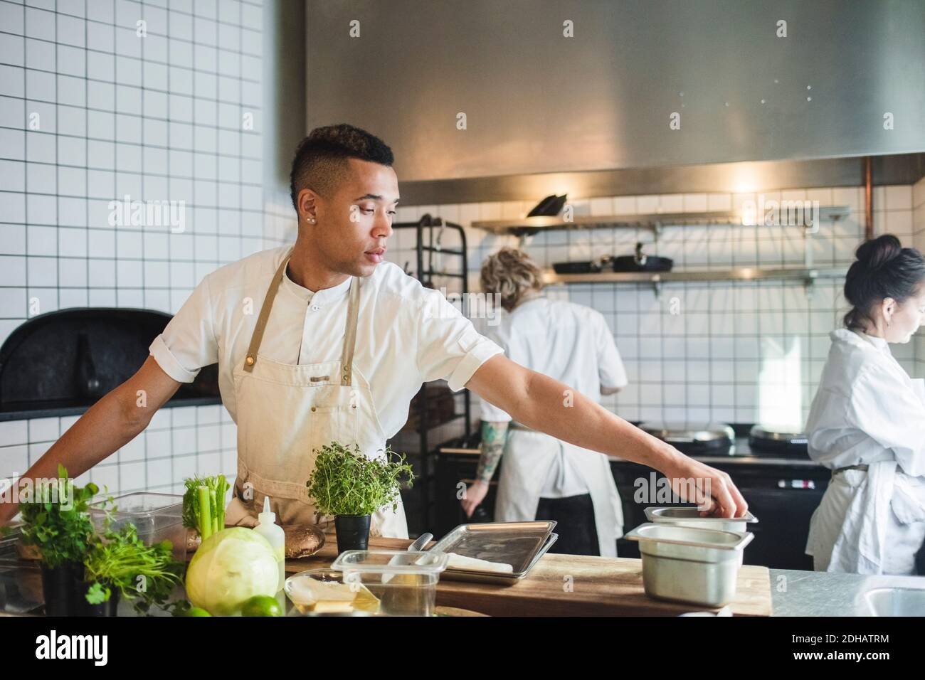 chef cocinando en cocina de restaurante