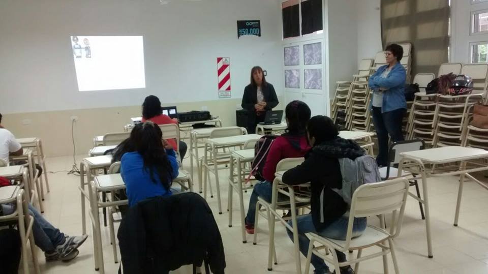 estudiantes participando en programas de aceleracion escolar