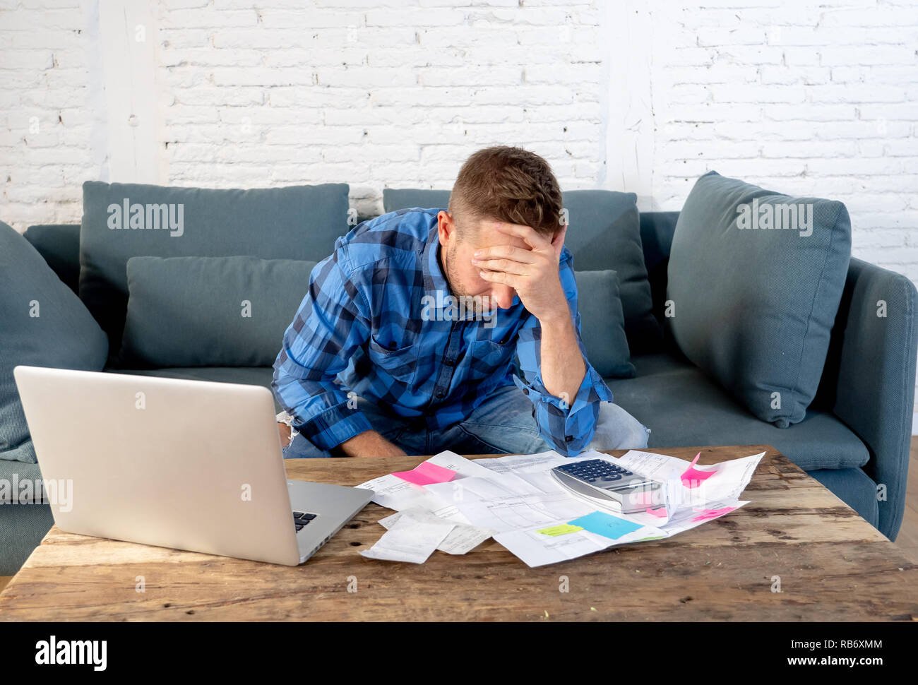 hombre calculando gastos y deudas en casa