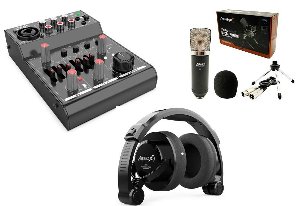 microfono y auriculares en mesa de mezclas