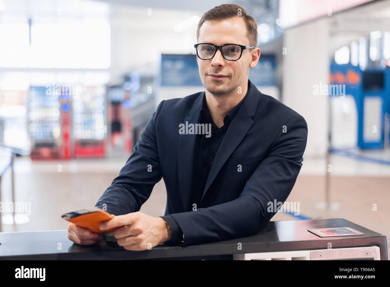 pasajero mostrando documento de identidad en aeropuerto