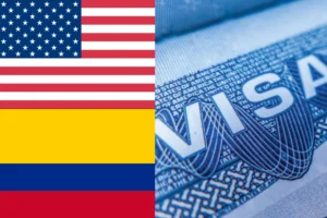 persona entregando documentos para visa en colombia