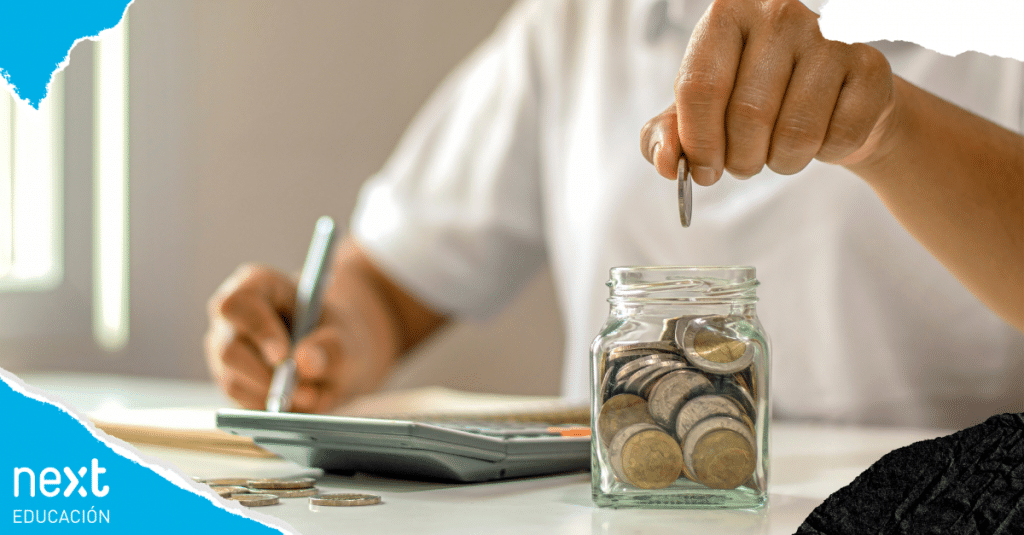 personas administrando sus finanzas personales