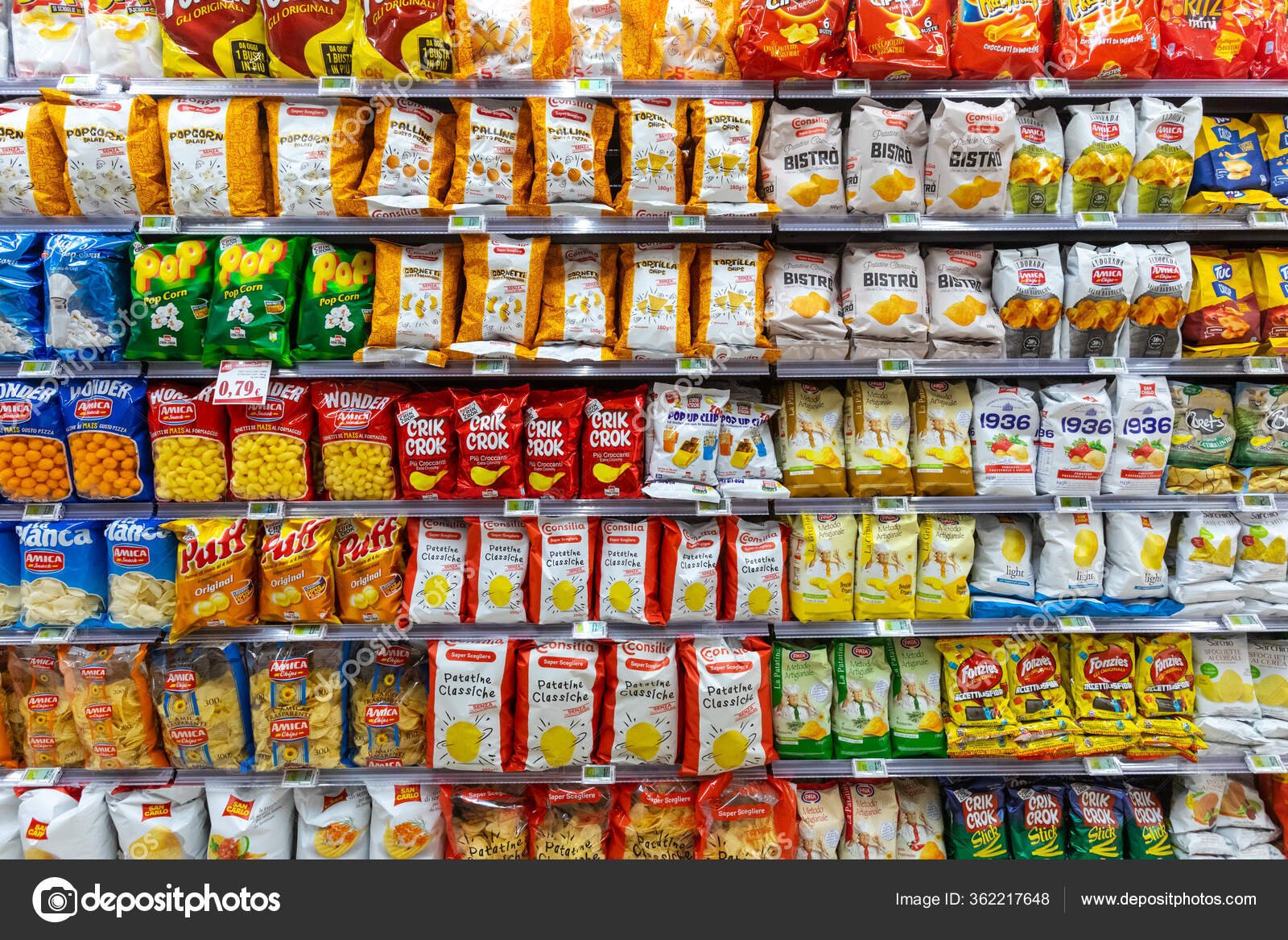 variedad de alimentos en estantes ordenados